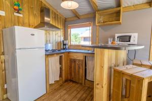 Kuchyň nebo kuchyňský kout v ubytování Camping Nature L'Airial