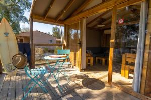 Patio nebo venkovní prostory v ubytování Camping Nature L'Airial