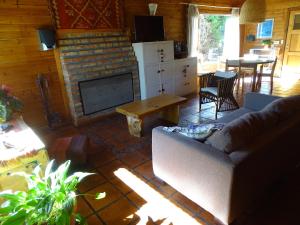 sala de estar con sofá y chimenea en La Casa de Ale en San Martín de los Andes