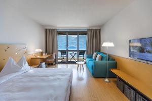 Postel nebo postele na pokoji v ubytování Parkhotel Brenscino Brissago + 37 fotografií