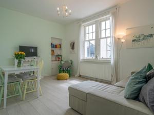 ein Wohnzimmer mit einem Sofa, einem Schreibtisch und einem Fenster in der Unterkunft Pass the Keys Central Spacious Flat At Royal Mile in Edinburgh