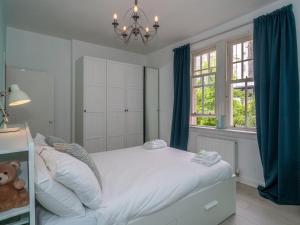 Postel nebo postele na pokoji v ubytování Central Spacious Flat At Royal Mile - Pass the Keys