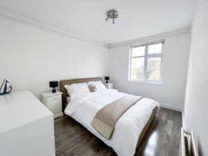 Rúm í herbergi á Bright and spacious 2-Bed Apartment in Sutton