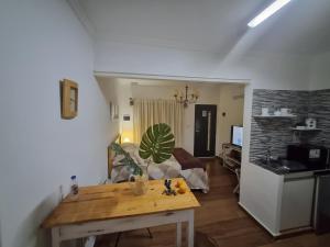 a kitchen and a living room with a table in a room at Room Center monoambiente estudio en pleno centro in Posadas +35 photos