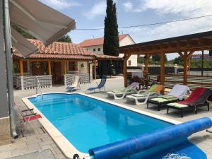 Bassein majutusasutuses LONGER LIFE Stone House või selle lähedal