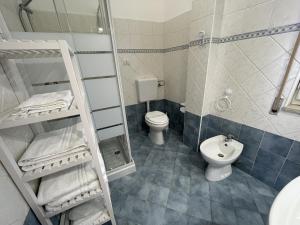 a bathroom with a toilet and a shower and a sink at Casa Sofocle Comodo bivani a Siracusa posto nell'antico quartiere della Borgata in Syracuse