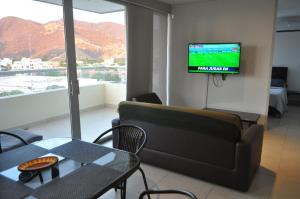 Televiisor ja/või meelelahutuskeskus majutusasutuses Sea View