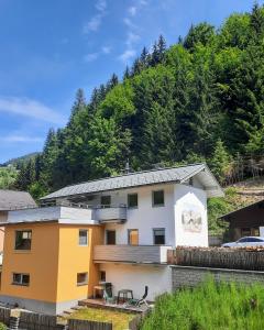 a house with a mountain in the background at Ferienhaus Sonnberg in Hüttau