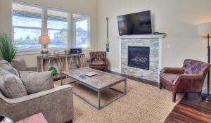 a living room with a couch and a fireplace at Whale of a Tale Cottage - Oyhut Bay Seaside Village in Ocean Shores