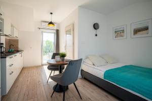 Posteľ alebo postele v izbe v ubytovaní APARTAMENTY ALEJA RÓŻ