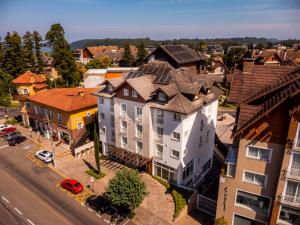 uma vista superior de uma cidade com casas e uma rua em Hotel Monte Felice Centro em Gramado