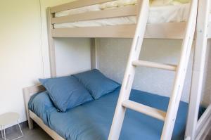 Двох'ярусне ліжко або двоярусні ліжка в номері Charmante maison pour 5 au coeur de Penmarch