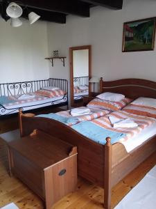 Giường trong phòng chung tại Bíró-udvar vendégház
