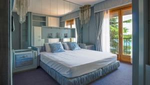 ein Schlafzimmer mit einem großen Bett mit blauen Wänden in der Unterkunft CALA 51 - Smart Stay in Blanes Most Exclusive Cove in Blanes