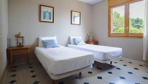 Ein Bett oder Betten in einem Zimmer der Unterkunft CALA 51 - Smart Stay in Blanes Most Exclusive Cove