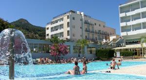 Bazén v ubytování Hotel Santa Lucia Le Sabbie d'Oro nebo v jeho okolí