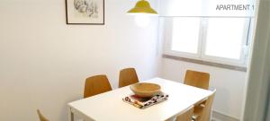 リスボンにあるCharming Family Apartmentの白いテーブル(椅子付)とボウル