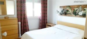 1 dormitorio con cama y ventana en Charming Family Apartment, en Lisboa