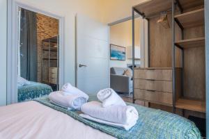 Posteľ alebo postele v izbe v ubytovaní Home Art Apartments Málaga