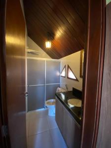 Chalé Charmoso em Bananeiras no condomínio exclusivo Serra Nevada في بانانيراس: حمام مع حوض ومرحاض