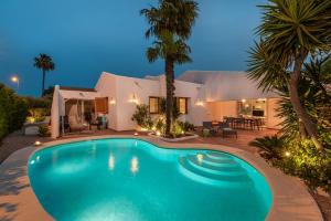 una piscina frente a una casa en Villa Ibiza en San Javier