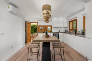 A kitchen or kitchenette at Villa Ibiza