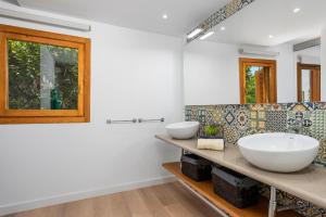 A bathroom at Villa Ibiza