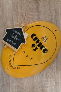 een geel object met een bord erop bij Civico93Loft in Terlizzi