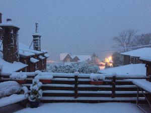 Skelmorlie的住宿－The Coach House，雪覆盖的院子,围着栅栏