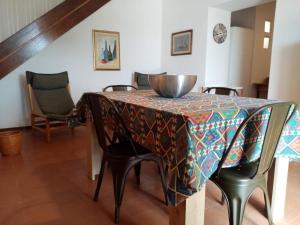 einen Esstisch mit einer Schüssel darüber in der Unterkunft Foresteria Montepitti in Campiglia Marittima