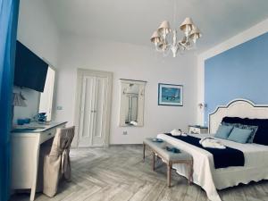 um quarto com uma cama e uma mesa em La Casa Di Ada E Gigi Vacanze em Porto Cesareo