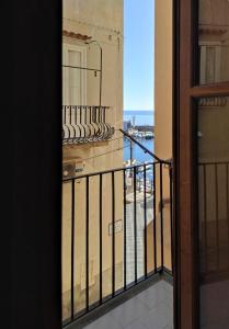 una camera con balcone con vista sull'oceano di Casa vacanza U Curtigghiu a Città di Lipari