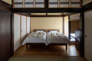 ein Schlafzimmer mit einem großen Bett in einem Zimmer in der Unterkunft TOKI NO YADO in Nakanogō