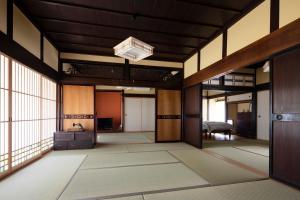 Großes Zimmer mit einem großen Fenster und einer Decke. in der Unterkunft TOKI NO YADO in Nakanogō