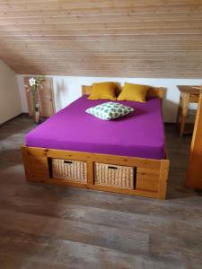 Bett in einem Zimmer mit einer lila Matratze in der Unterkunft Ferienwohnung Namaste in Langenargen