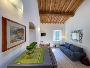 - un salon avec un canapé et une table dans l'établissement La Terrazza in Pineta, à Porto Azzurro