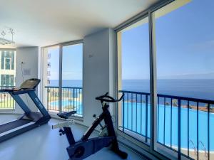um quarto com um ginásio com vista para o oceano em Vila Formosa Top View by LovelyStay no Funchal