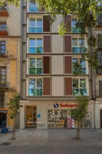 un edificio con una tienda de savia delante de él en Gran Alameda by Caleta Homes, en Málaga