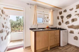 a kitchen with a sink and a window at Edén Ecologico en Casa La Fuentita in El Charco