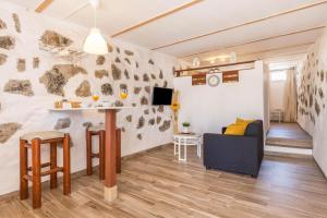 a living room with a couch and a table at Edén Ecologico en Casa La Fuentita in El Charco