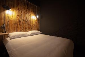 Postel nebo postele na pokoji v ubytování The Rooms Inn