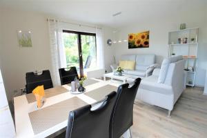 sala de estar con mesa y sofá en Ferienwohnung Kube, en Grömitz