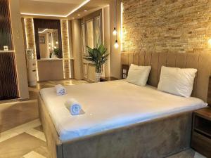 Katil atau katil-katil dalam bilik di Spa Pleasure Apartman