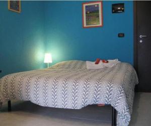 Un dormitorio con una cama con zapatos. en B&B Piazza Vittorio, en Turín