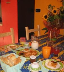 una mesa con platos de comida, huevos y pan en B&B Piazza Vittorio, en Turín