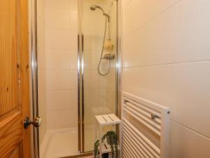 Ванная комната в Primrose Cottage +31 фотография