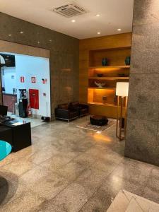 uma sala de estar com uma secretária e uma mesa num quarto em Condomínio Max Savassi Superior apto 1302 em Belo Horizonte