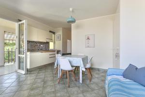 a kitchen and dining room with a table and chairs at La Galatea apt Libeccio in Marina di Campo