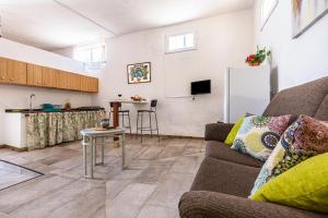 a living room with a couch and a kitchen at La Fortaleza - Casa La Fuentita in El Charco