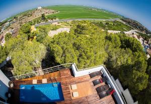Villa-casablanca في كولرا: اطلالة جوية على منزل مع مسبح